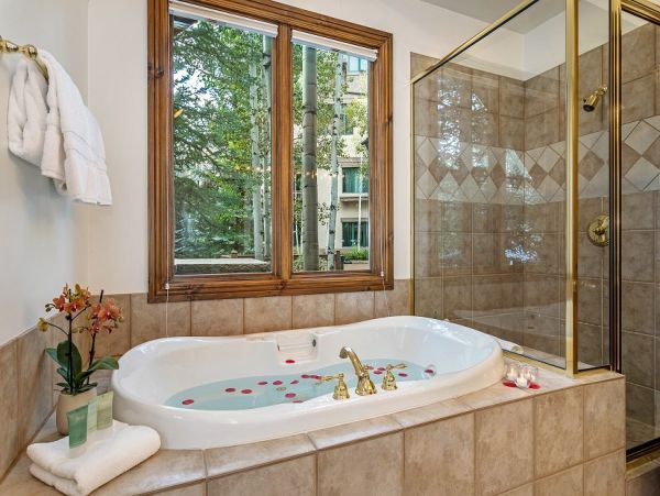 Luxury Walk to Lift 3 Bedroom Townhouse in Arrowhead