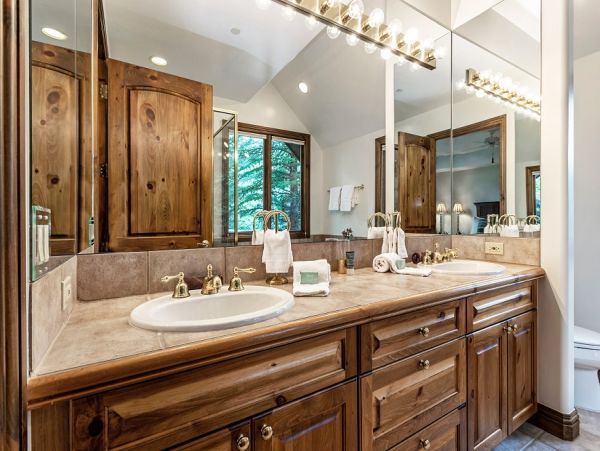 Luxury Walk to Lift 3 Bedroom Townhouse in Arrowhead