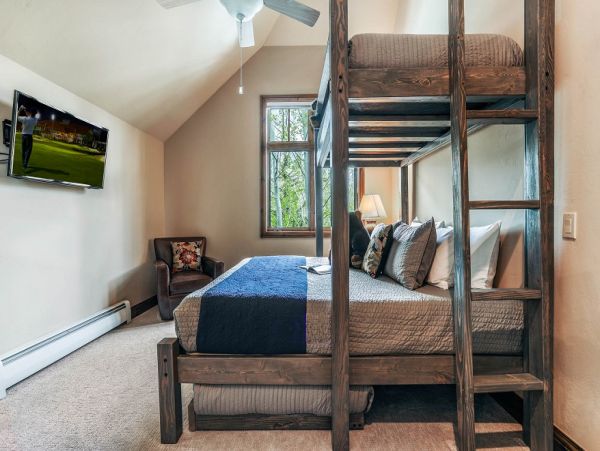 Luxury Walk to Lift 3 Bedroom Townhouse in Arrowhead