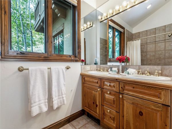 Luxury Walk to Lift 3 Bedroom Townhouse in Arrowhead