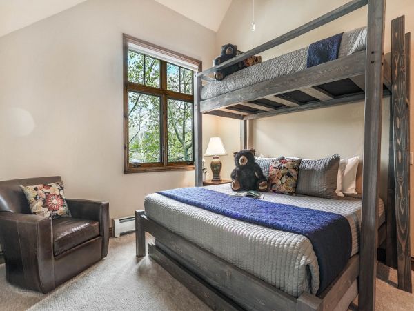 Luxury Walk to Lift 3 Bedroom Townhouse in Arrowhead
