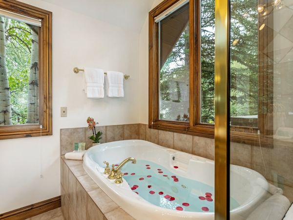 Luxury Walk to Lift 3 Bedroom Townhouse in Arrowhead
