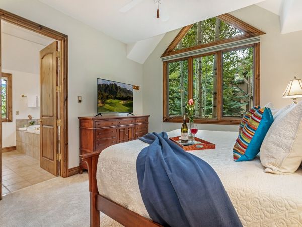 Luxury Walk to Lift 3 Bedroom Townhouse in Arrowhead