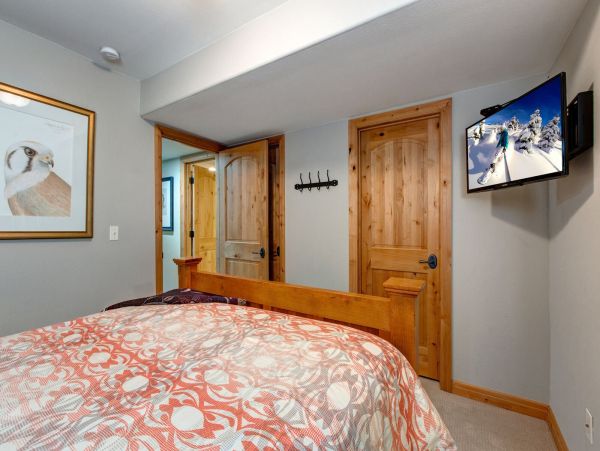 Very Convenient location short walk to Main Street and slope