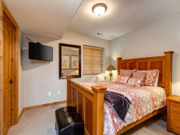 Very Convenient location short walk to Main Street and slope