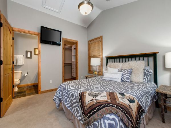 Very Convenient location short walk to Main Street and slope