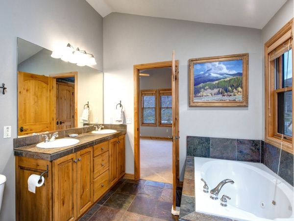 Very Convenient location short walk to Main Street and slope