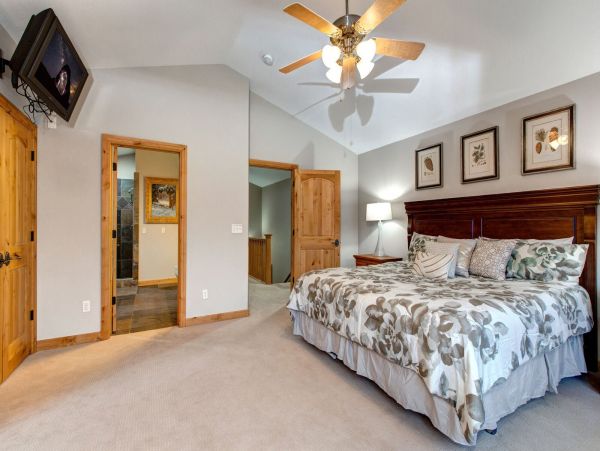 Very Convenient location short walk to Main Street and slope
