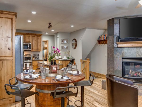 Very Convenient location short walk to Main Street and slope