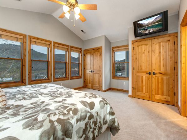 Very Convenient location short walk to Main Street and slope
