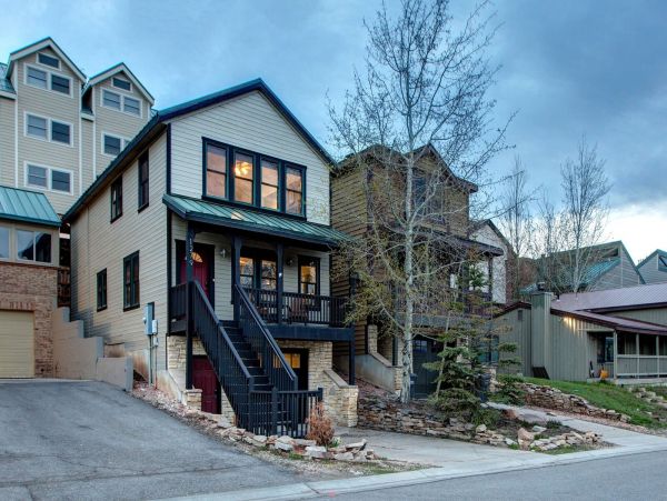 Very Convenient location short walk to Main Street and slope