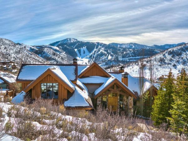 Luxurious 6 Bedroom Retreat Great Location & Stunning Mountain Views