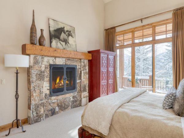 Luxurious 6 Bedroom Retreat Great Location & Stunning Mountain Views