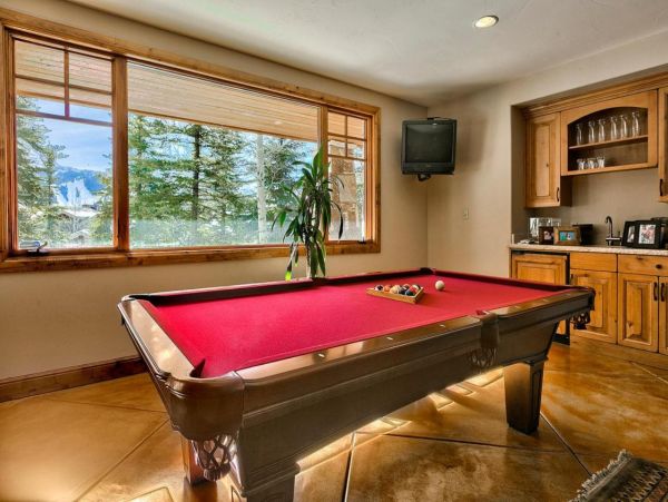 Luxurious 6 Bedroom Retreat Great Location & Stunning Mountain Views