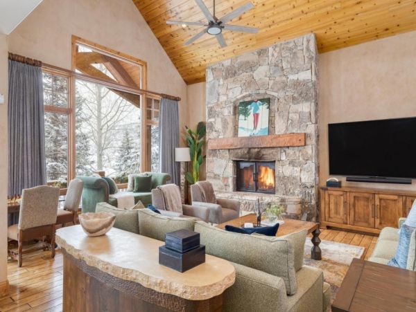 Luxurious 6 Bedroom Retreat Great Location & Stunning Mountain Views