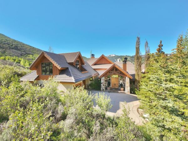 Luxurious 6 Bedroom Retreat Great Location & Stunning Mountain Views