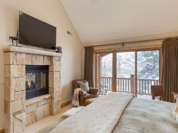 Luxurious 6 Bedroom Retreat Great Location & Stunning Mountain Views