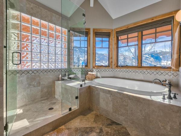 Luxurious 6 Bedroom Retreat Great Location & Stunning Mountain Views