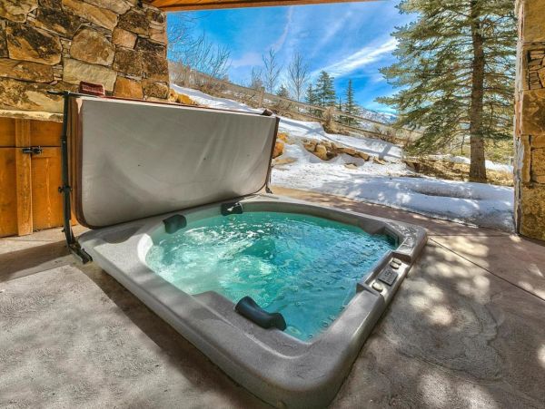 Luxurious 6 Bedroom Retreat Great Location & Stunning Mountain Views
