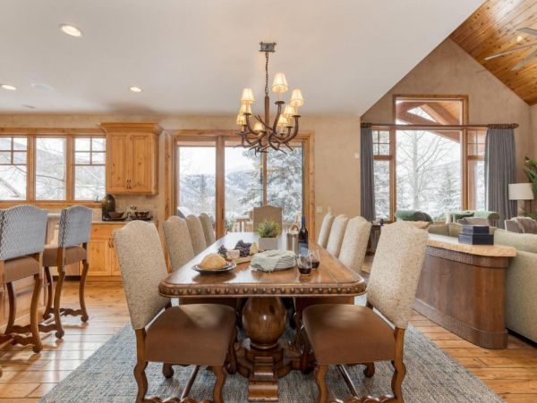 Luxurious 6 Bedroom Retreat Great Location & Stunning Mountain Views