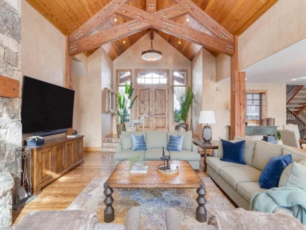Luxurious 6 Bedroom Retreat Great Location & Stunning Mountain Views