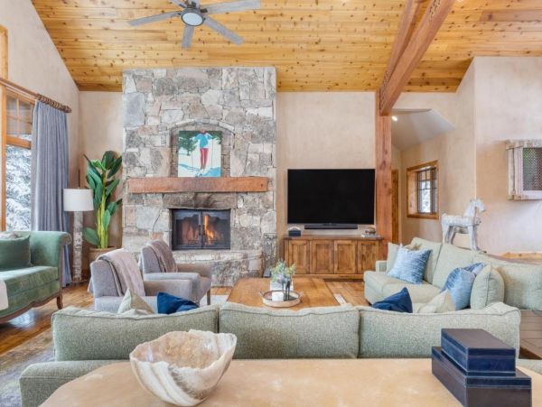 Luxurious 6 Bedroom Retreat Great Location & Stunning Mountain Views