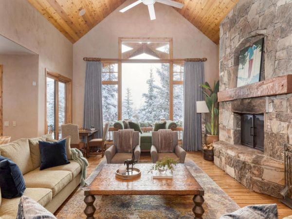 Luxurious 6 Bedroom Retreat Great Location & Stunning Mountain Views
