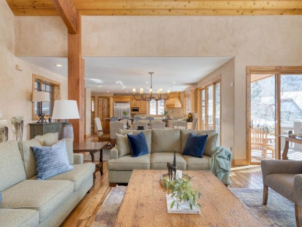 Luxurious 6 Bedroom Retreat Great Location & Stunning Mountain Views