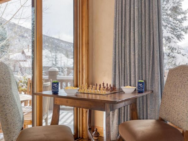 Luxurious 6 Bedroom Retreat Great Location & Stunning Mountain Views