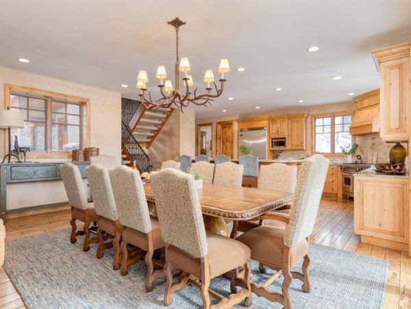 Luxurious 6 Bedroom Retreat Great Location & Stunning Mountain Views