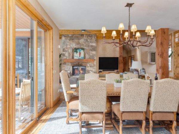 Luxurious 6 Bedroom Retreat Great Location & Stunning Mountain Views