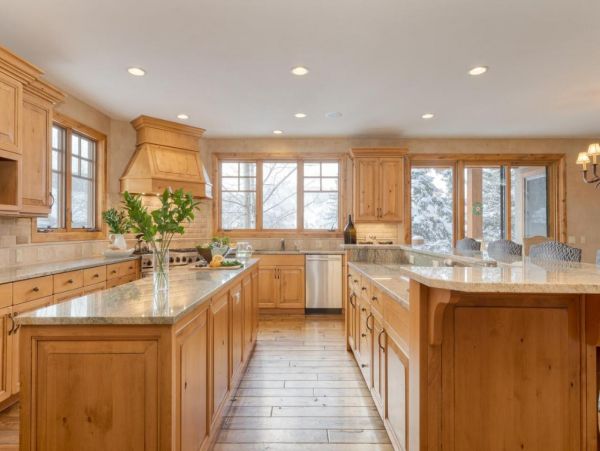 Luxurious 6 Bedroom Retreat Great Location & Stunning Mountain Views