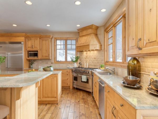 Luxurious 6 Bedroom Retreat Great Location & Stunning Mountain Views