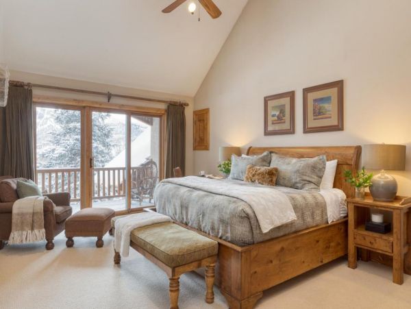 Luxurious 6 Bedroom Retreat Great Location & Stunning Mountain Views