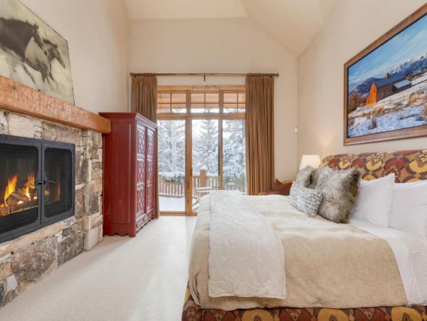 Luxurious 6 Bedroom Retreat Great Location & Stunning Mountain Views