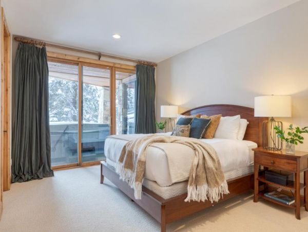 Luxurious 6 Bedroom Retreat Great Location & Stunning Mountain Views