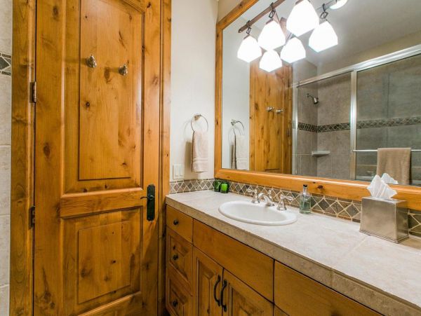 Luxurious 6 Bedroom Retreat Great Location & Stunning Mountain Views
