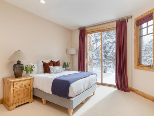 Luxurious 6 Bedroom Retreat Great Location & Stunning Mountain Views