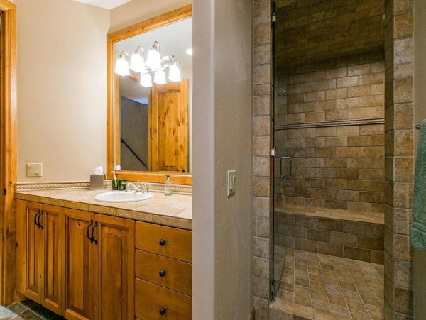 Luxurious 6 Bedroom Retreat Great Location & Stunning Mountain Views