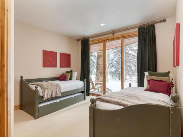 Luxurious 6 Bedroom Retreat Great Location & Stunning Mountain Views