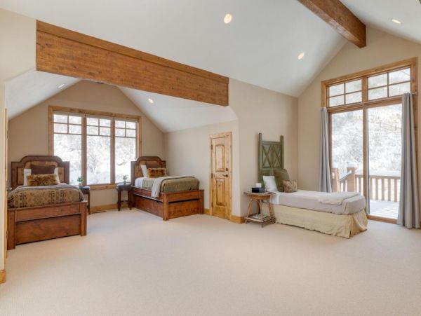Luxurious 6 Bedroom Retreat Great Location & Stunning Mountain Views