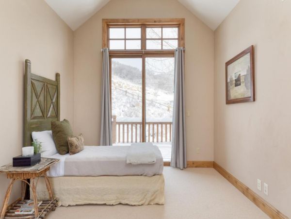 Luxurious 6 Bedroom Retreat Great Location & Stunning Mountain Views