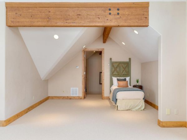 Luxurious 6 Bedroom Retreat Great Location & Stunning Mountain Views