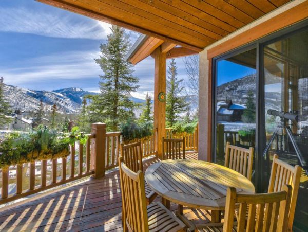 Luxurious 6 Bedroom Retreat Great Location & Stunning Mountain Views