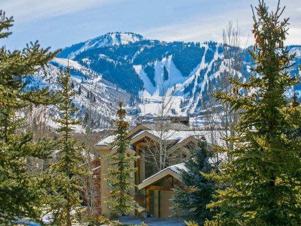 Luxurious 6 Bedroom Retreat Great Location & Stunning Mountain Views
