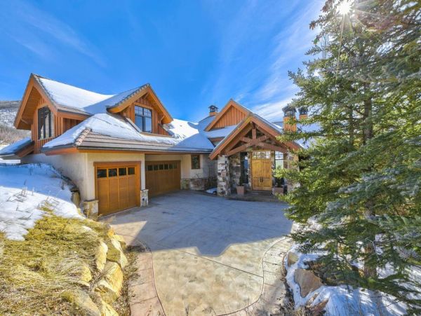 Luxurious 6 Bedroom Retreat Great Location & Stunning Mountain Views