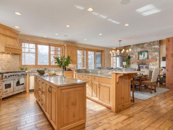 Luxurious 6 Bedroom Retreat Great Location & Stunning Mountain Views