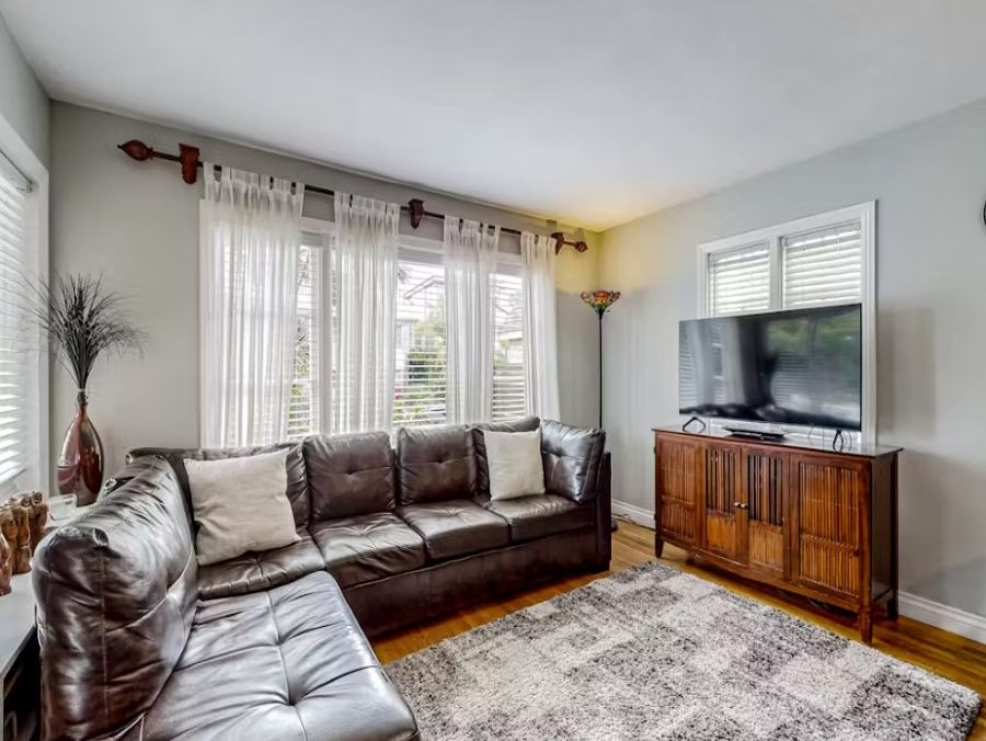 La Jolla Walk to the Beach Vacation Home Sleeps Six Guests
