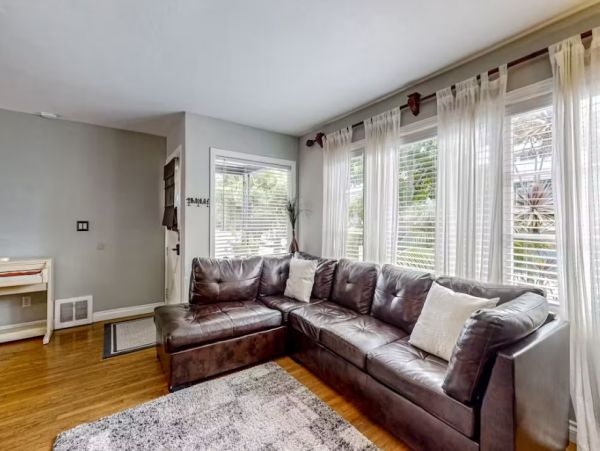 La Jolla Walk to the Beach Vacation Home Sleeps Six Guests