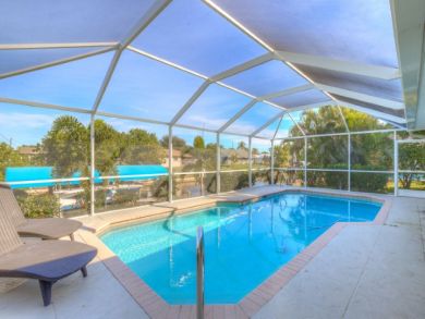 Canal Front 3 Bedrooms Vacation Home Sleeps 6 Guests